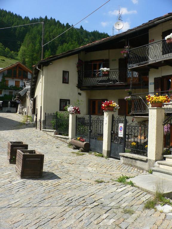 Appartamento Dal Maestro Serafino Pragelato Ruang foto